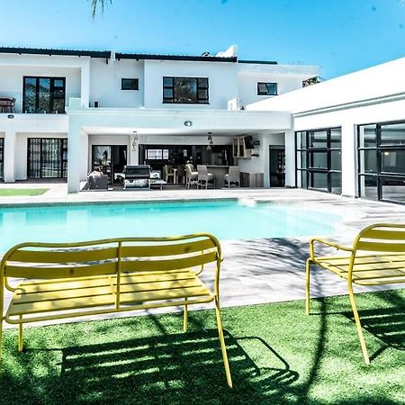 Private Modern 10 Bdrm Home Tucked Away In Sandton Johannesburg Exterior foto