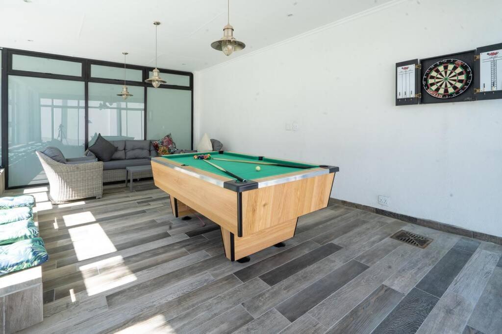 Private Modern 10 Bdrm Home Tucked Away In Sandton Johannesburg Exterior foto