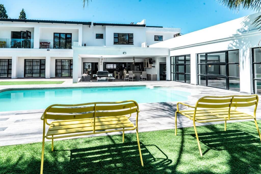 Private Modern 10 Bdrm Home Tucked Away In Sandton Johannesburg Exterior foto