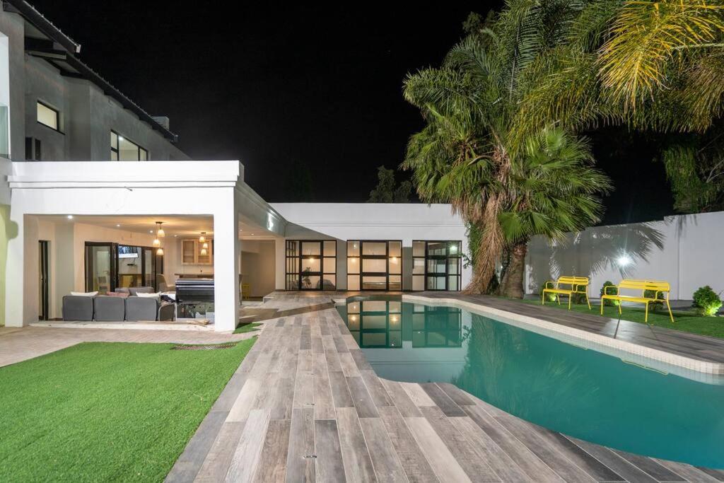 Private Modern 10 Bdrm Home Tucked Away In Sandton Johannesburg Exterior foto