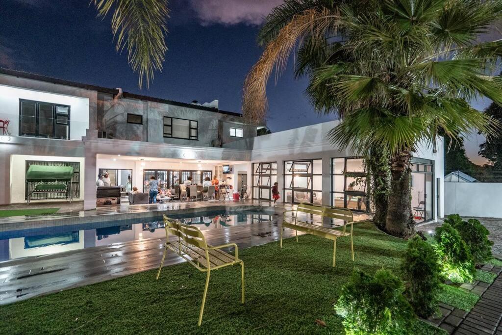 Private Modern 10 Bdrm Home Tucked Away In Sandton Johannesburg Exterior foto