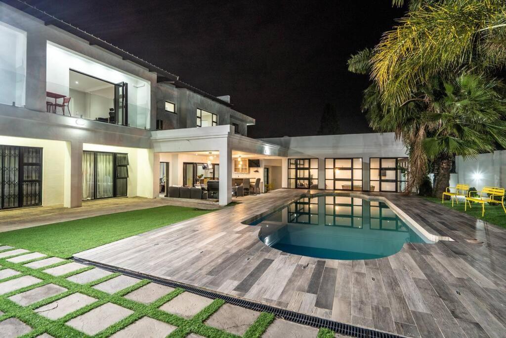 Private Modern 10 Bdrm Home Tucked Away In Sandton Johannesburg Exterior foto