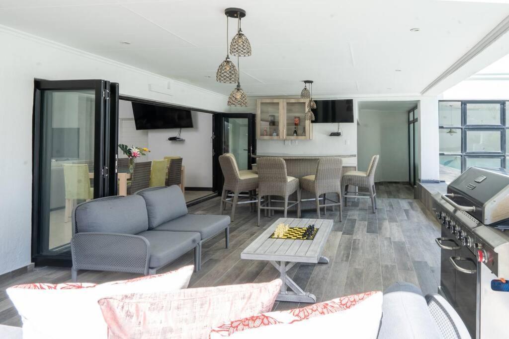 Private Modern 10 Bdrm Home Tucked Away In Sandton Johannesburg Exterior foto