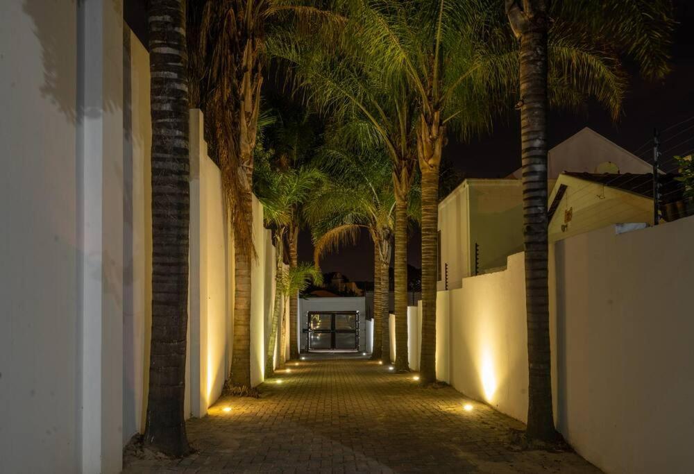 Private Modern 10 Bdrm Home Tucked Away In Sandton Johannesburg Exterior foto