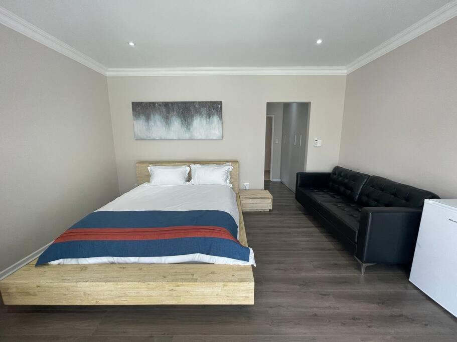 Private Modern 10 Bdrm Home Tucked Away In Sandton Johannesburg Exterior foto